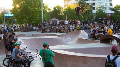 Jason Watts riding Belconnen skatepark at ACT JAM 2023 with crowd in background Jason Watts riding Belconnen skatepark at ACT JAM 2023 with crowd in background