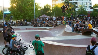 Jason Watts riding Belconnen skatepark at ACT JAM 2023 with crowd in background