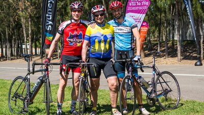 Transplant cyclists standing together with their bikes