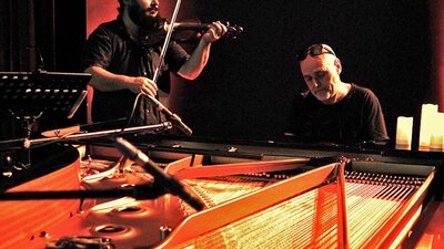 Alex Burkoy playing violin and Simon Reich playing grand piano