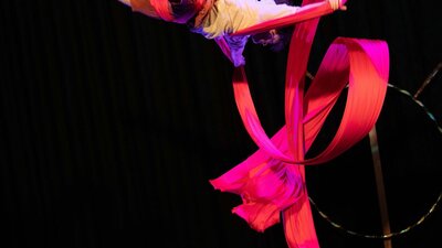 Jay wows crowds with his amazing silk skills. Yaarrr!