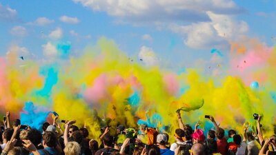 Image of people running through Colour Frenzy Canberra