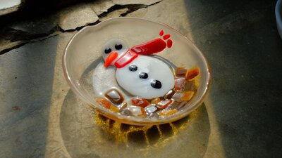 Bowl made through kiln forming, with a snowman Bowl with snowman design, made of glass, through kilnforming