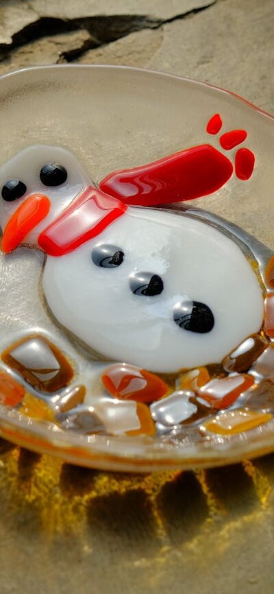 Bowl made through kiln forming, with a snowman Bowl with snowman design, made of glass, through kilnforming