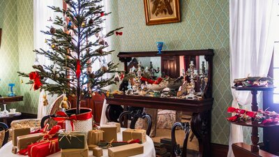 Historic ChristmaHistoric Christmas Display of tres Display of tree and presents at Lanyon Homestead