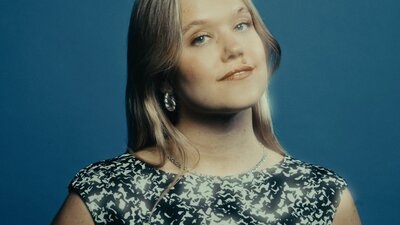 Rachel Mink, Soprano of Luminescence Chamber Singers headshot looking at camera
