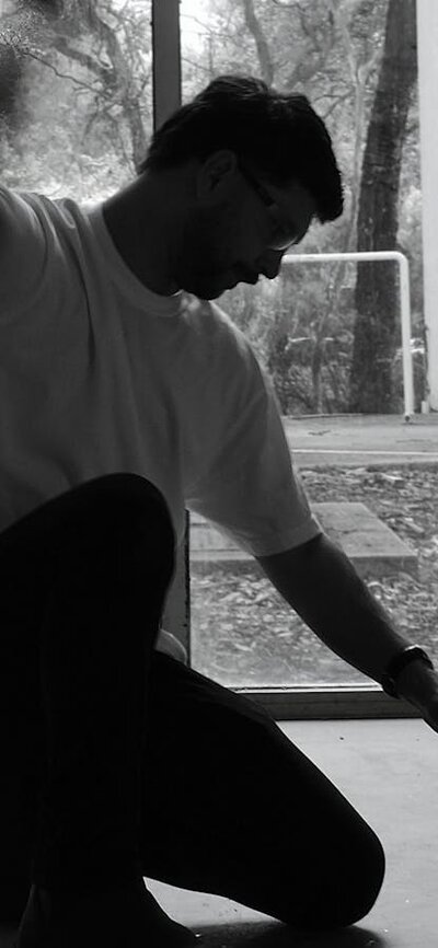 Aidan Hartshorn knapping glass as part of exhibition at Canberra Glassworks Artist knapping glass