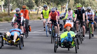 Mass cyclists on Northbourne Avenue