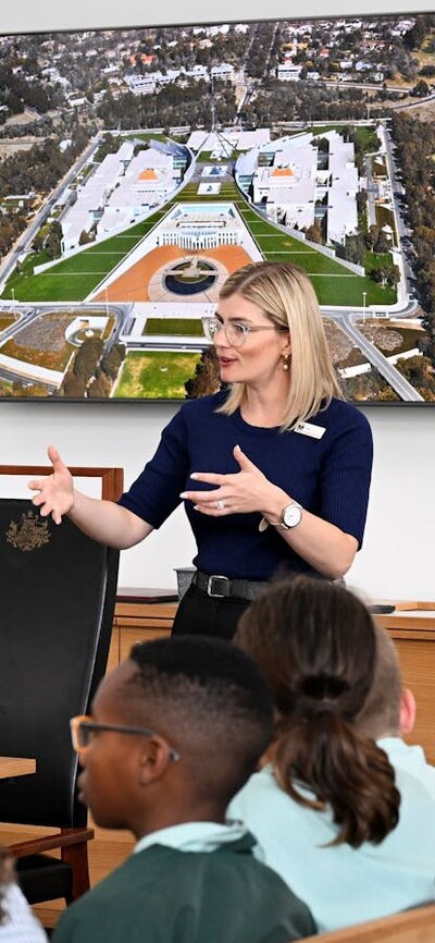 Presenter speaks to a group of students about Parliament.