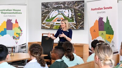 Presenter speaks to a group of students about Parliament.