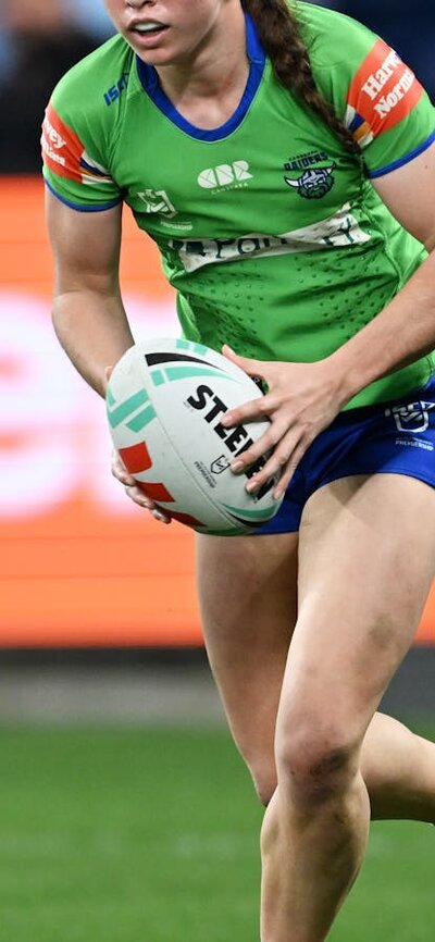 Canberra Raiders NRLW player Elise Simpson running the ball.