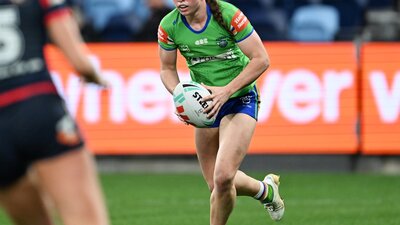 Canberra Raiders NRLW player Elise Simpson running the ball.