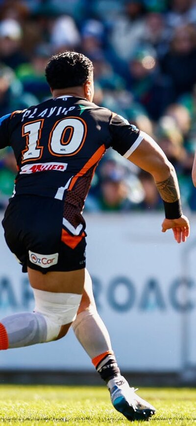 Canberra Raiders player Hudson Young running the ball.