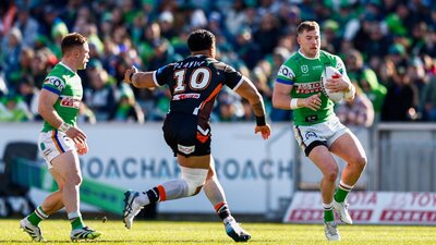 Canberra Raiders player Hudson Young running the ball.