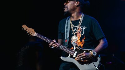 Eric Gales with guitar