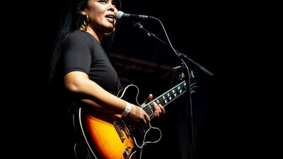 Karen Lee Andrews with guitar