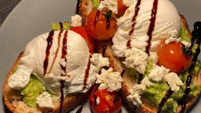 Smashed avocado with two eggs