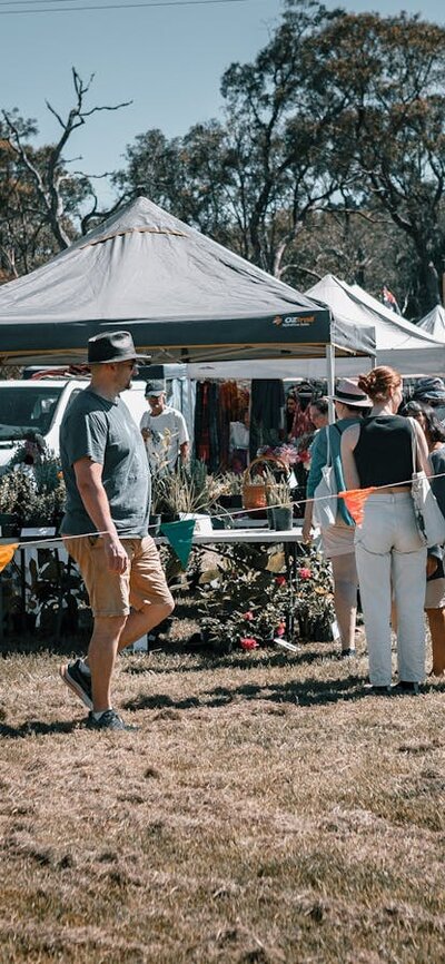 Crowd and stalls