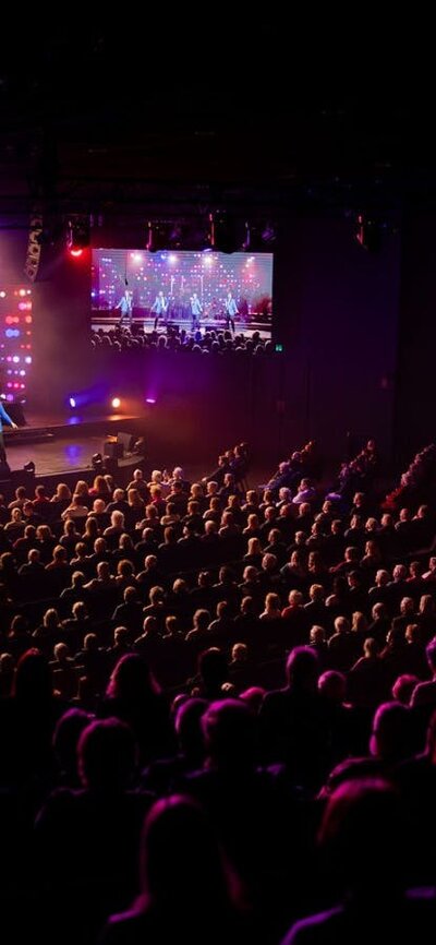 Crowd of The 60 Four