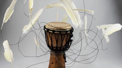 Rosalind Lemoh, My father’s drum (memory flight), 2025, Wood, goatskin, wire, cockatoo feathers, Brown African drum with white feathers which have been attached with wire