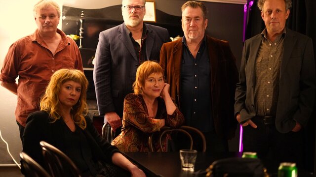 Photo of the artist, Mick Thomas' Roving Commission 6 musicians, 4 are standing and 2 are sitting in front