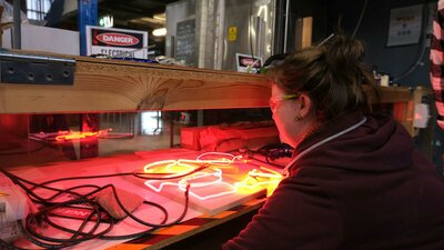 Neon Bending at Canberra Glassworks featuring artist Rose-Mary Faulkner Neon bending at Canberra Glassworks