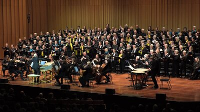 Erin Helyard conducting from harpsichord, orchestra playing and choir singing