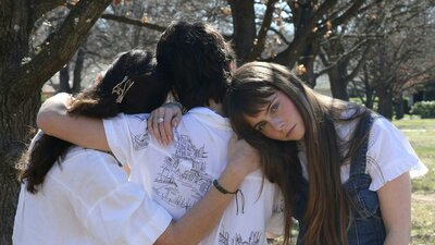 Picnic at Hanging Rock 3 girls embracing, only 1 faces the camera