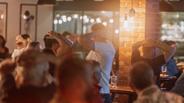 Heads or Tails? Group plaining trivia game heads or tails