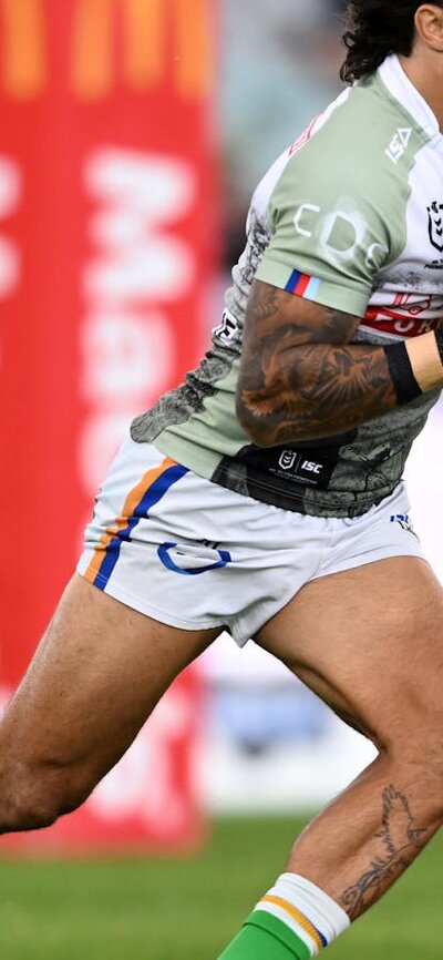 Canberra Raiders player Xavier Savage running the ball.