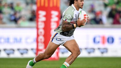 Canberra Raiders player Xavier Savage running the ball.