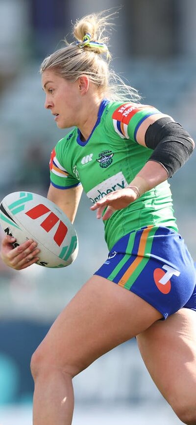 Canberra Raiders NRLW player Chloe Saunders running the ball.