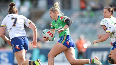 Canberra Raiders NRLW player Chloe Saunders running the ball.
