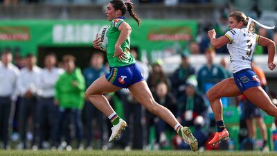 Canberra Raiders NRLW player Elise Simpson running the ball.
