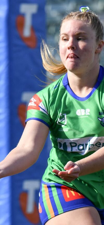 Canberra Raiders NRLW player Lili Boyle passing the ball.