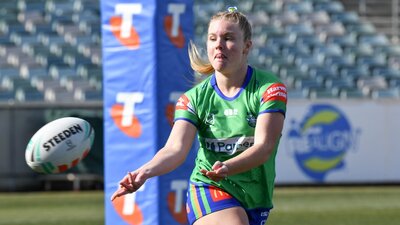 Canberra Raiders NRLW player Lili Boyle passing the ball.