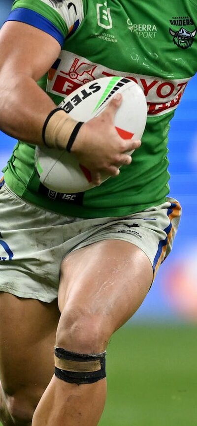 Canberra Raiders player Kaeo Weekes running the ball.