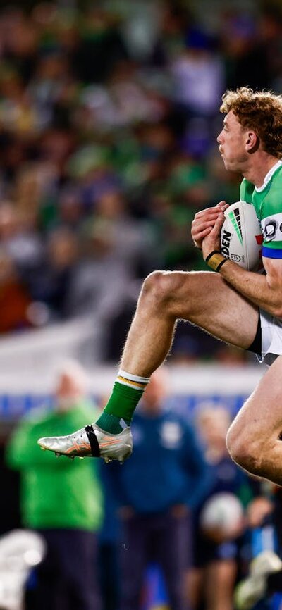 Canberra Raiders player Jed Stuart catching a ball.