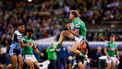 Canberra Raiders player Jed Stuart catching a ball.