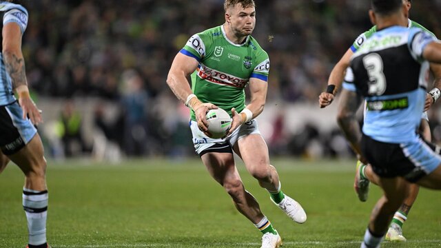 Canberra Raiders player Hudson Young running the ball.