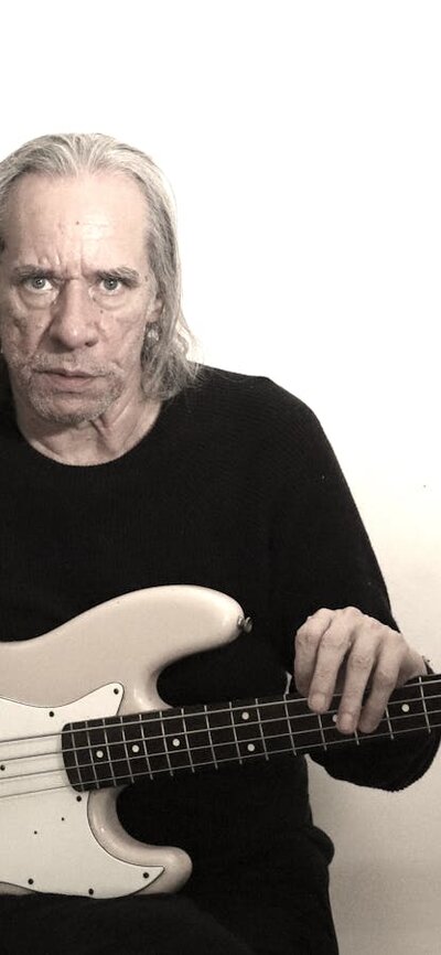 Steve Hunter Steve Hunter holding guitar
