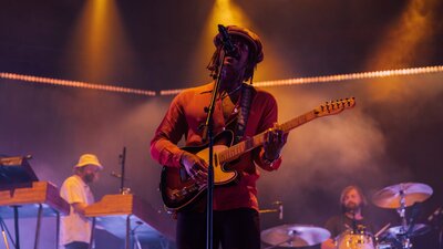 Close up photo of Ocean Alley