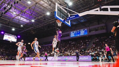 Kings dunk in game against 36ers