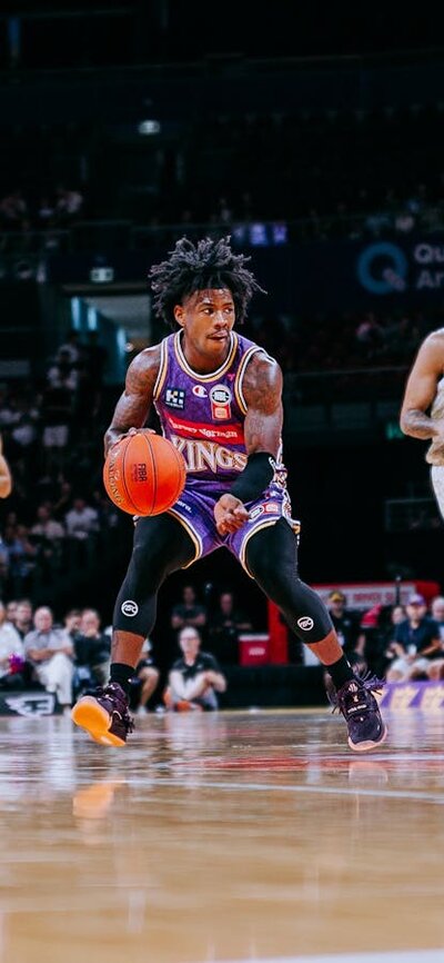 Kendric Davis with ball in Kings game against Taipans