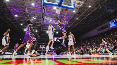 Xavier Cooks layup in game against 36ers