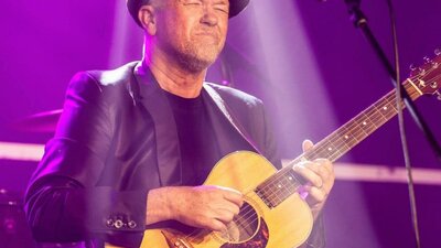 Matt Arthur performing