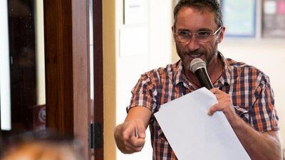 Trivia at Mooseheads Trivia Host Larry, asking questions